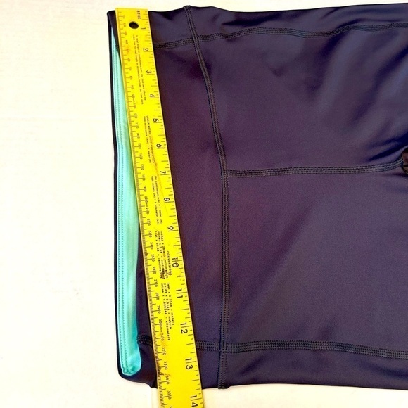 Under Armour Heat Gear compression capri legging in size Medium. I17 - Picture 6 of 9